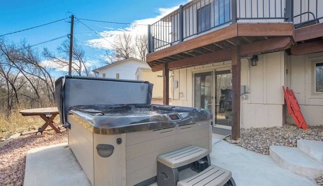 Ravine Row! Cozy Getaway w/Hot Tub & Backyard