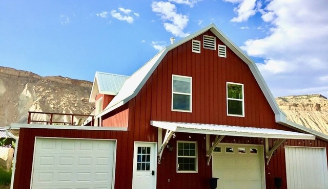 Red Barn Guesthouse with Birdseye View of the Bookcliffs