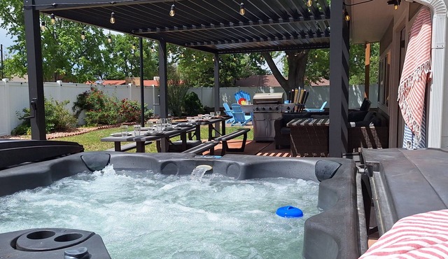 Red Rocks + HOT TUB + Bocce Ball + PICKLEBALL+ Fire Pit + 8 Beds + ARCADE