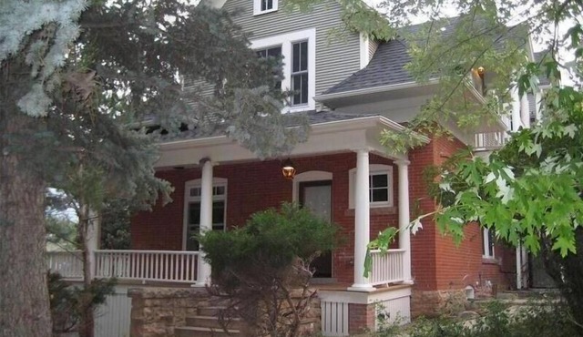 REDUCED Winter Rate! Luxurious 1920 Victorian downtown