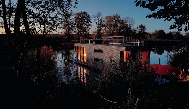 Relaxation on the water! 50sqm luxury houseboat in the middle of the nature of the Oderbruch