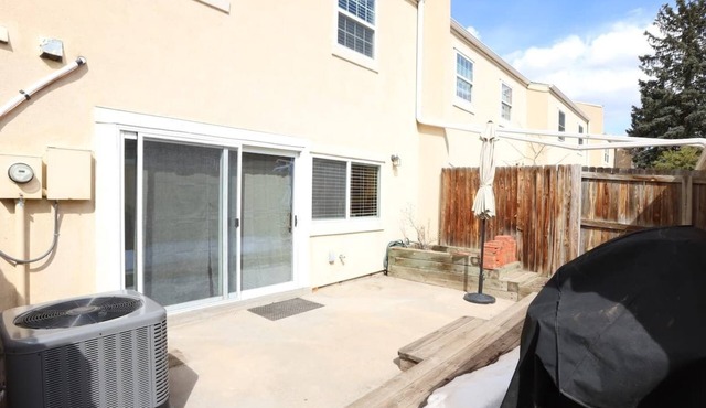 Remodeled 3 bed/2.5 bath townhome w/garage/pool!