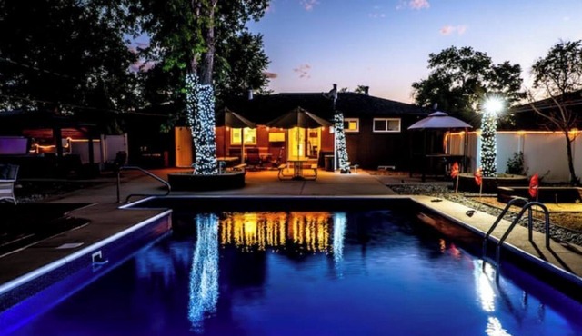 Remodeled 4 bdrm house with game room & Hot tub