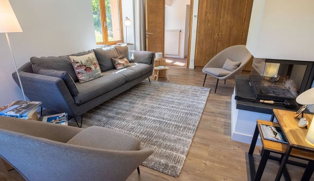 Renovated chalet with fireplace and covered parking in a quiet area