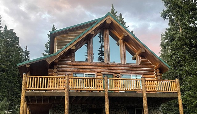 Renovated, roomy, 4BR, private log cabin with rec room, Starlink, views & more…