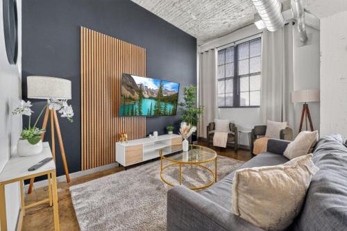 River Market Loft Retreat King Bed Parking Fast WiFi