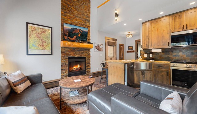 Riverfront Comfort Fireplace Close to RMNP