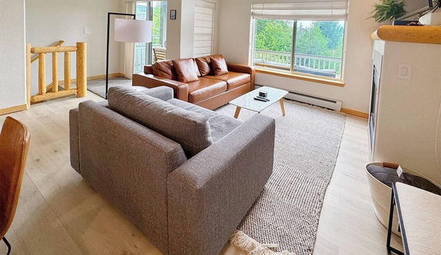 Riverside mountain getaway, million dollar views, ground access, attached garage