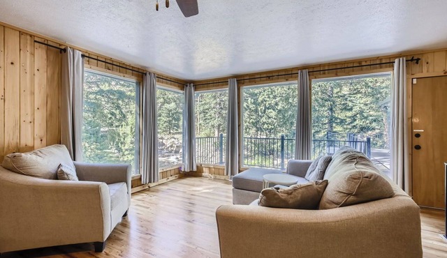 Riverside Retreat with Red Rock Canyon Views and High-Speed Internet