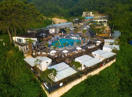 Road96 Caravan and Poolvilla