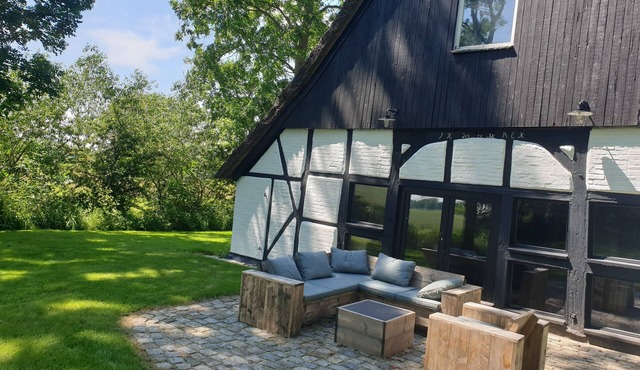 Romantic thatched-roof house with wellness area near the dyke