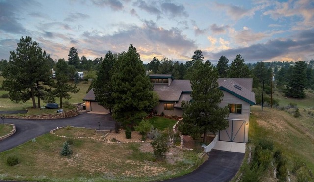 Rustic 7-bedroom 3-acre Home with Mountain Views