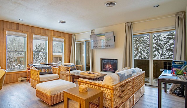 Sawtooth Ski Condo - Hot Tub + Walk to Ski Slopes!