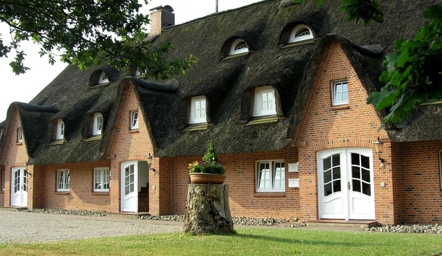 Seeschlößchen Thatched Cottage, "Silbermöwe" Vacation Rental, just 200 meters from the beach
