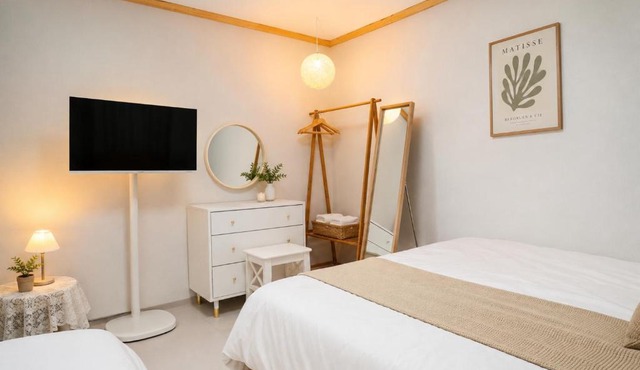 Seoul K-Beauty Stay, 5 Min Walk to Yeonsinnae Station, 5 Min to Seoul Station via GTX-A, Easy Access to Gyeongbokgung, Jongno 3-ga, Gwanghwamun, Bukhansan, Goyang Stadium, Sleeps 5