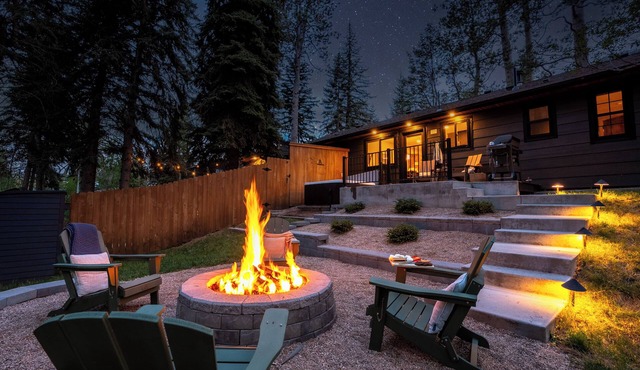 Serene Riverside Home: Hot Tub, Fire Pit & Hammock: by Forest & Peak Retreats