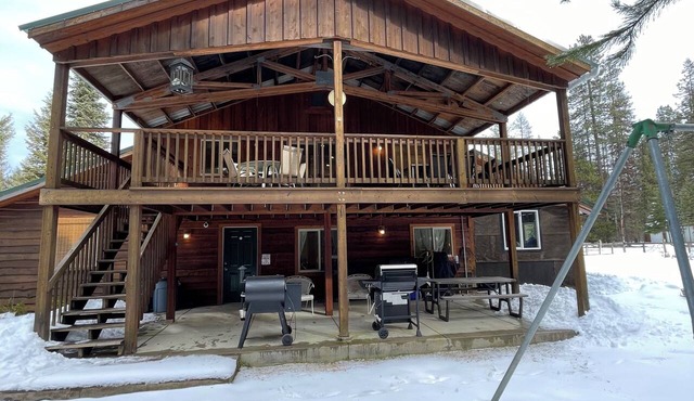 Shady Pines Loft - 3 bedrooms with fenced yard & covered deck