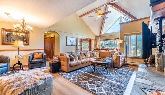 Short Walk to Lifts, Balcony w/Panoramic Slope Views, Private Indoor Hot Tub