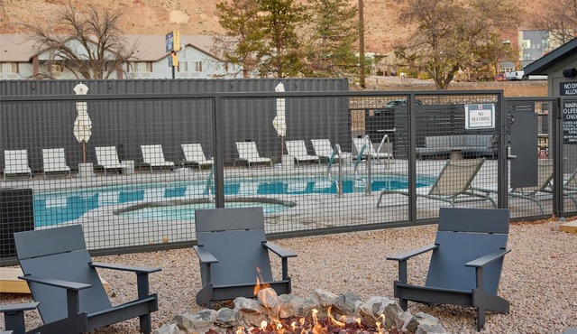 Slackline Moab, Outset Collection by Hilton