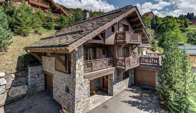 Sleeps 10 with Hot tub and spectacular mountain views