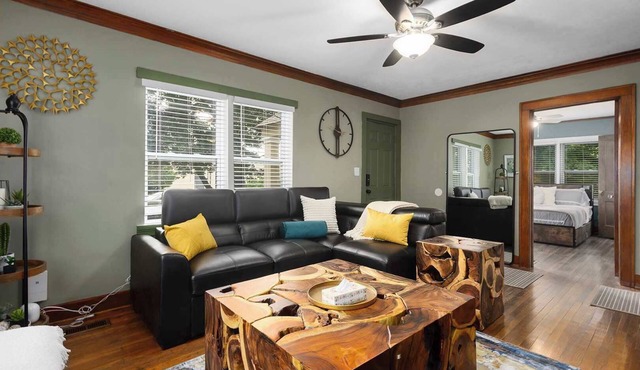 Sleeps 5 2BR Home in Overland Park