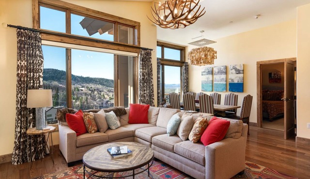 Slopeside Retreat, Luxury Ski In/Out Condo with Views! Outdoor Pool,Hot Tub, Fire Pit!