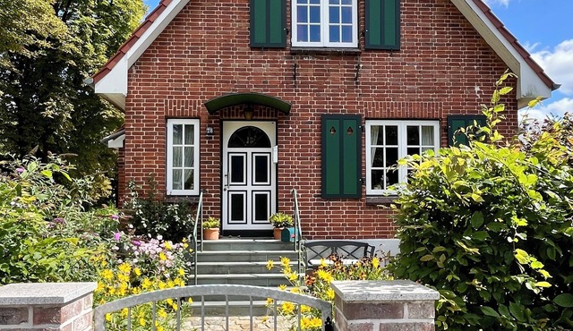 Small country house pearl by the castle park and lake, in dreamlike nature!
