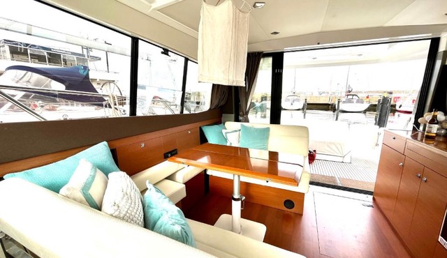 Sonnige Yacht Boot Ein Ferienhaus auf dem Wasser