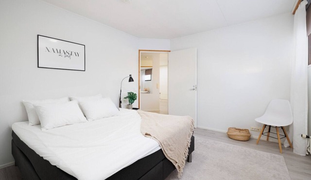 Spacious 1BR Near City Center, Free Parking