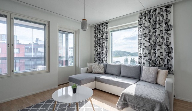 Spacious 2BR Apt - Sauna & Lake Views