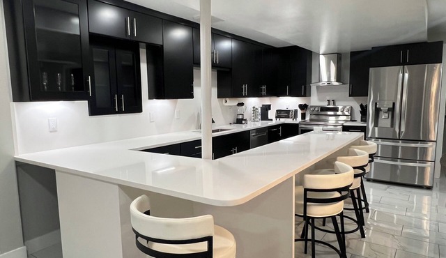 Spacious 3-bedroom apartment with WiFi, AC in fabulous Denver