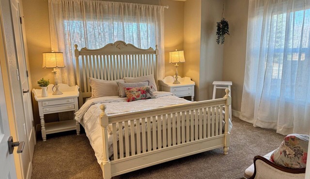 Spacious 4-bedroom townhome in tranquil Lafayette with AC