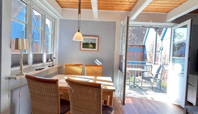 Spacious 4-person vacation apartment "Deichbrise" with balcony on Pellworm