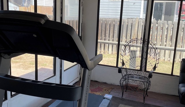 Spacious 5-bedroom house with WiFi, fitness room in welcoming Denver