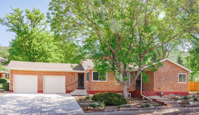 Spacious 5-bedroom house with large yard near downtown Golden