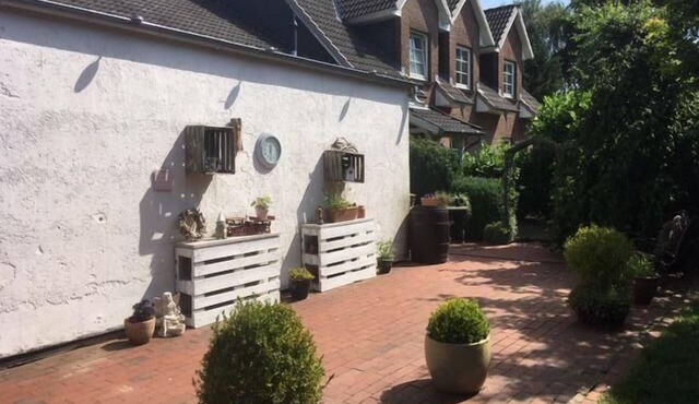 Spacious and modernised holiday apartment with a balcony and a view oft e green garden