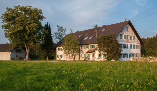 Spacious apartment in a quiet secluded location, large balcony and garden
