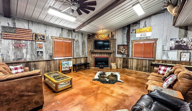 Spacious Country Lodge sunsets,fire pit,outdoor patio,private balcony VIP room
