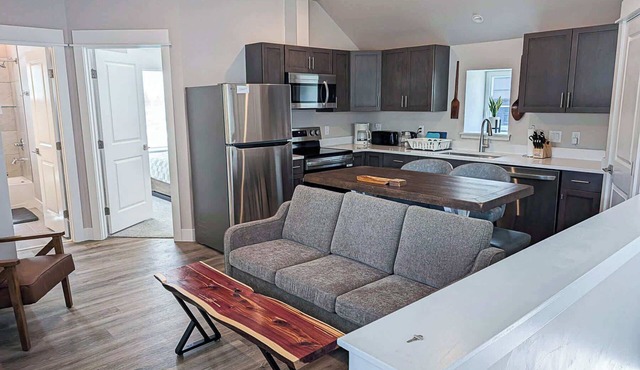 Spacious King Bedroom 30 plus day rental