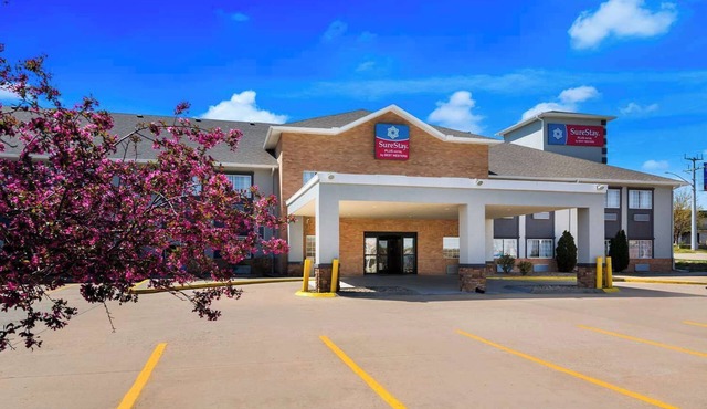 Spacious Luxury Rooms, Indoor Pool/Spa & Free Breakfast Near Topeka Attractions