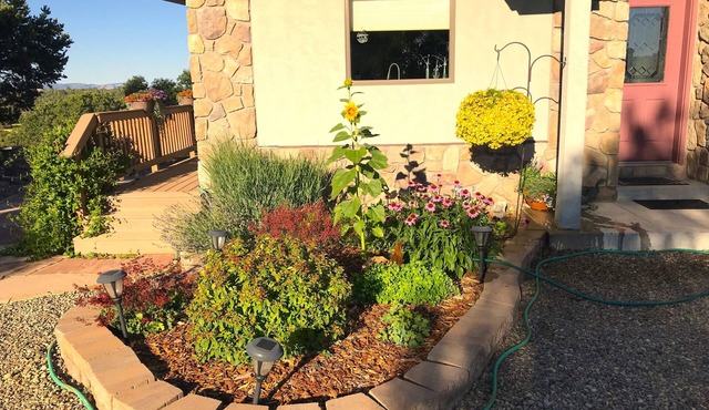 Spacious Private Guest House, full kitchen, large deck, 15 minutes to Mesa Verde