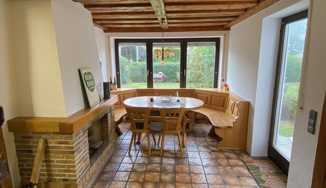 Spacious semi-detached house with exclusive use of the garden