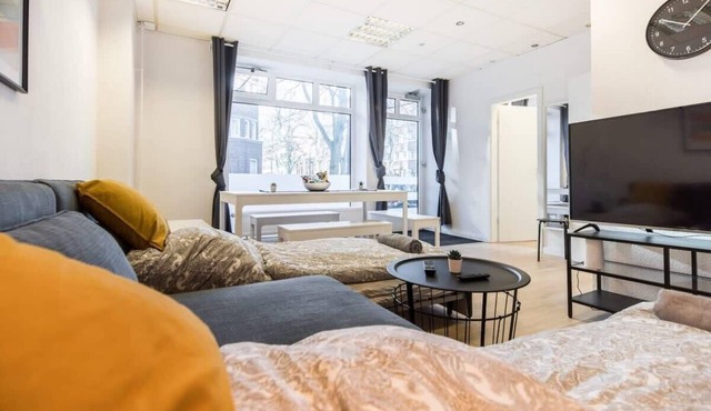 Spacious Two BR Close To Stadtpark and Street Parking
