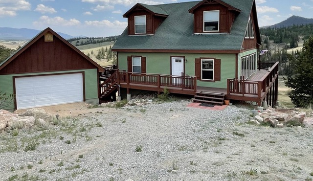 Spectacular Mountain Cabin With Views and Soothing Water Sounds Await You!
