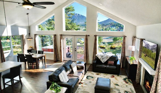 Spectacular Views in Forest Setting-Coaster Passes-HotTub-Fireplace-King Bed-AC