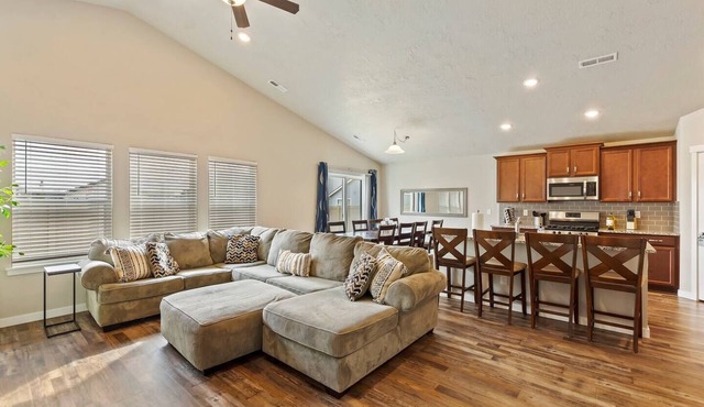 Star Family Home | King Bed | 5 TVs | Walkable to Downtown and Albertsons