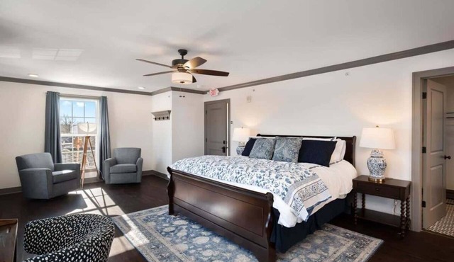 Stay on Main King Bed Scenic Views Eat and Shop