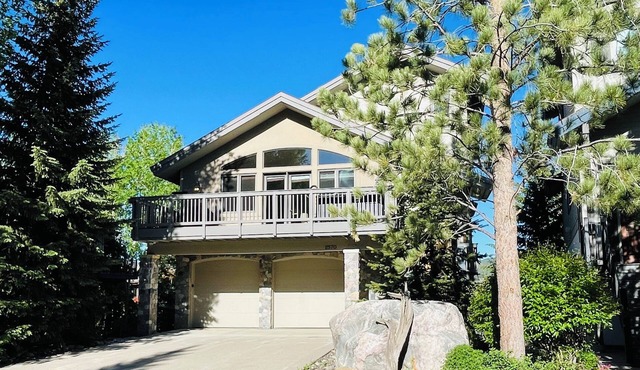 Steamboat in Style! Dog Friendly, Walk to Resort, Hot Tub, Great Views, Locker