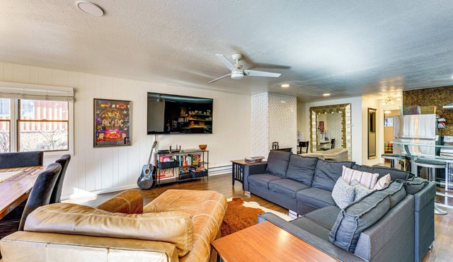 Steps to Main St! Red River Condo w/Mtn-View Deck