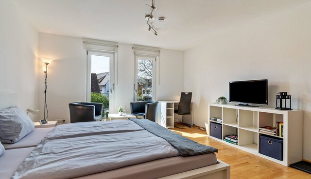 Studio Apartment 'Ferienwohnung Lehen - Herr 2' with Shared Garden and Wi-Fi